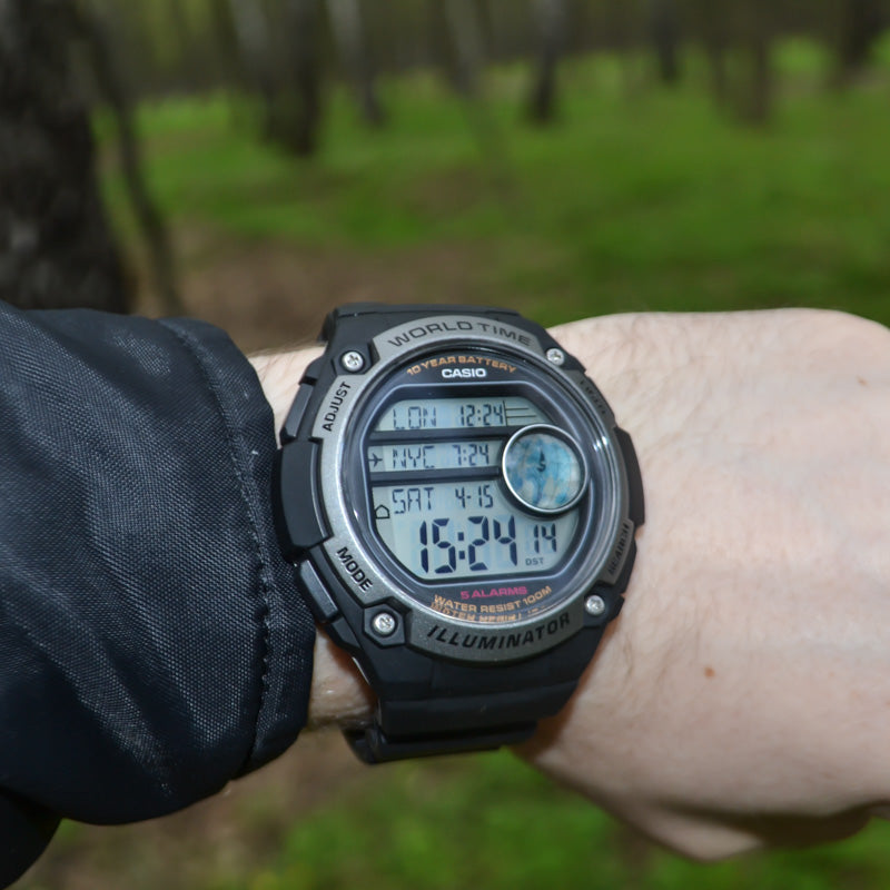 ساعة CASIO AE-3000W-1AVDF BLACK COMMANDER - ADVENTURE AWAITS للرجال بتصميم متين ومناطق زمنية متعددة ومقاومة للماء.