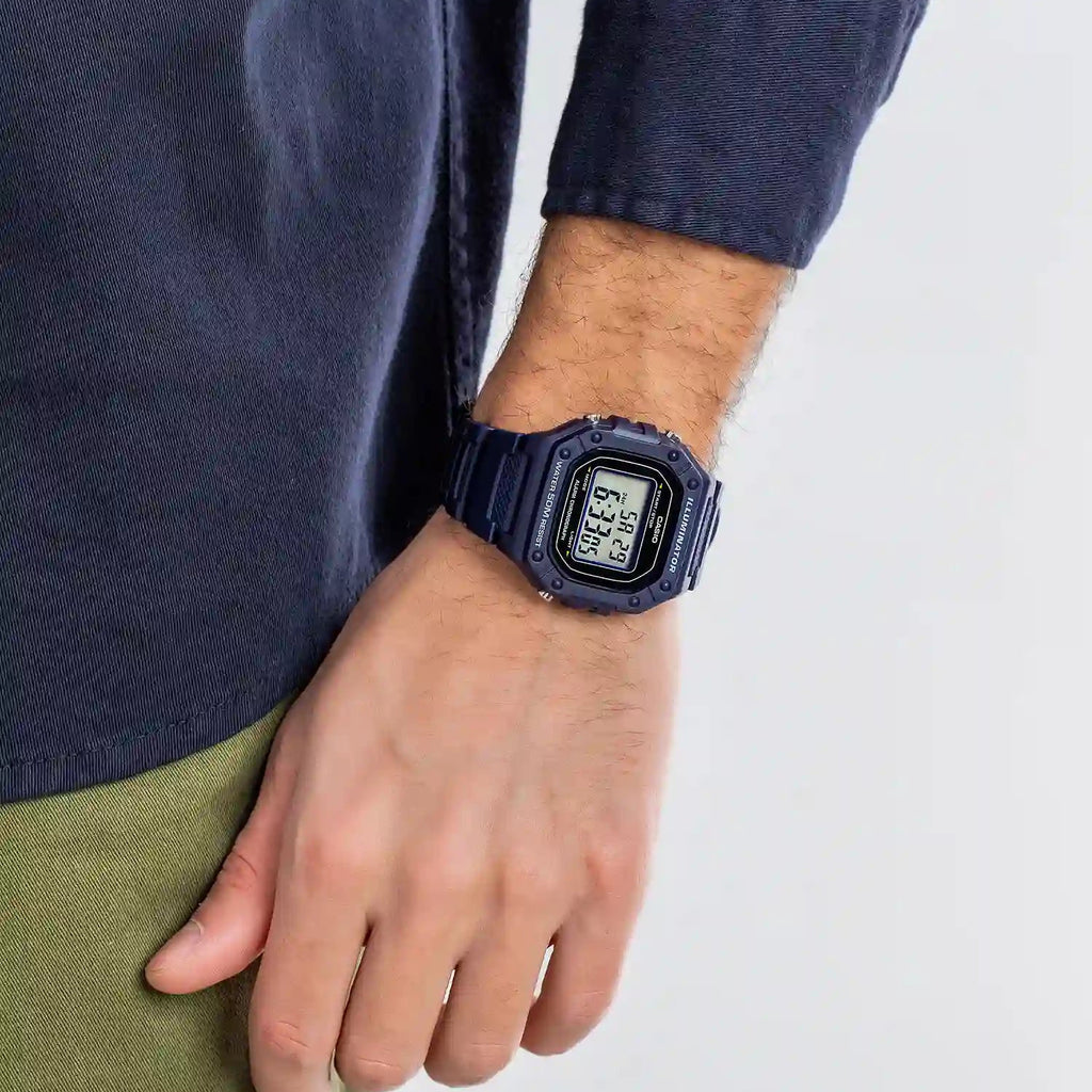 CASIO W-218H-2AV SPORTY STYLE - ساعة رقمية متعددة الاستخدامات للرجال مع إضاءة خلفية LED ومقاومة للماء