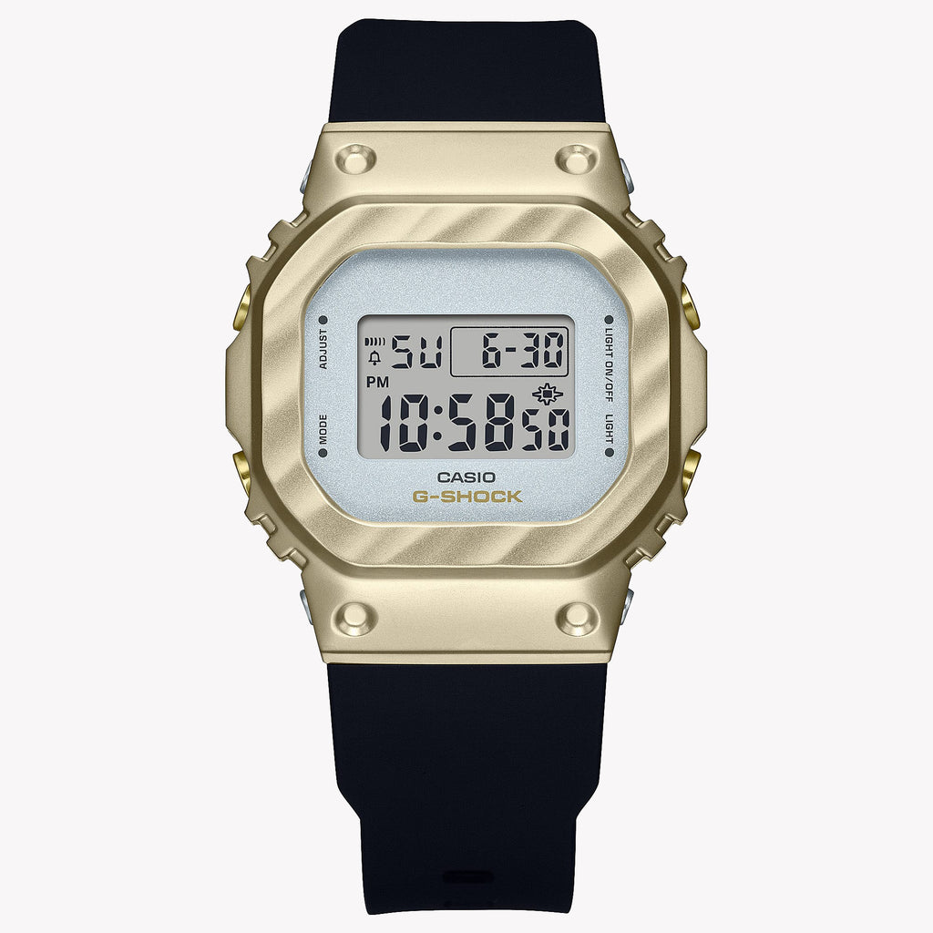 ساعة جي شوك النسائية بهيكل من الراتنج الأسود والستانلس ستيل وسوار من الراتنج الأسود