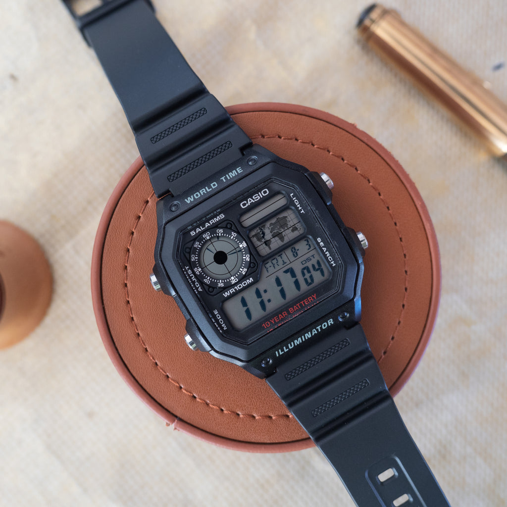 CASIO AE-1200WH-1AVEF - ساعة رقمية جاهزة للمغامرة الوعرة ومقاومة للتوقيت العالمي والماء