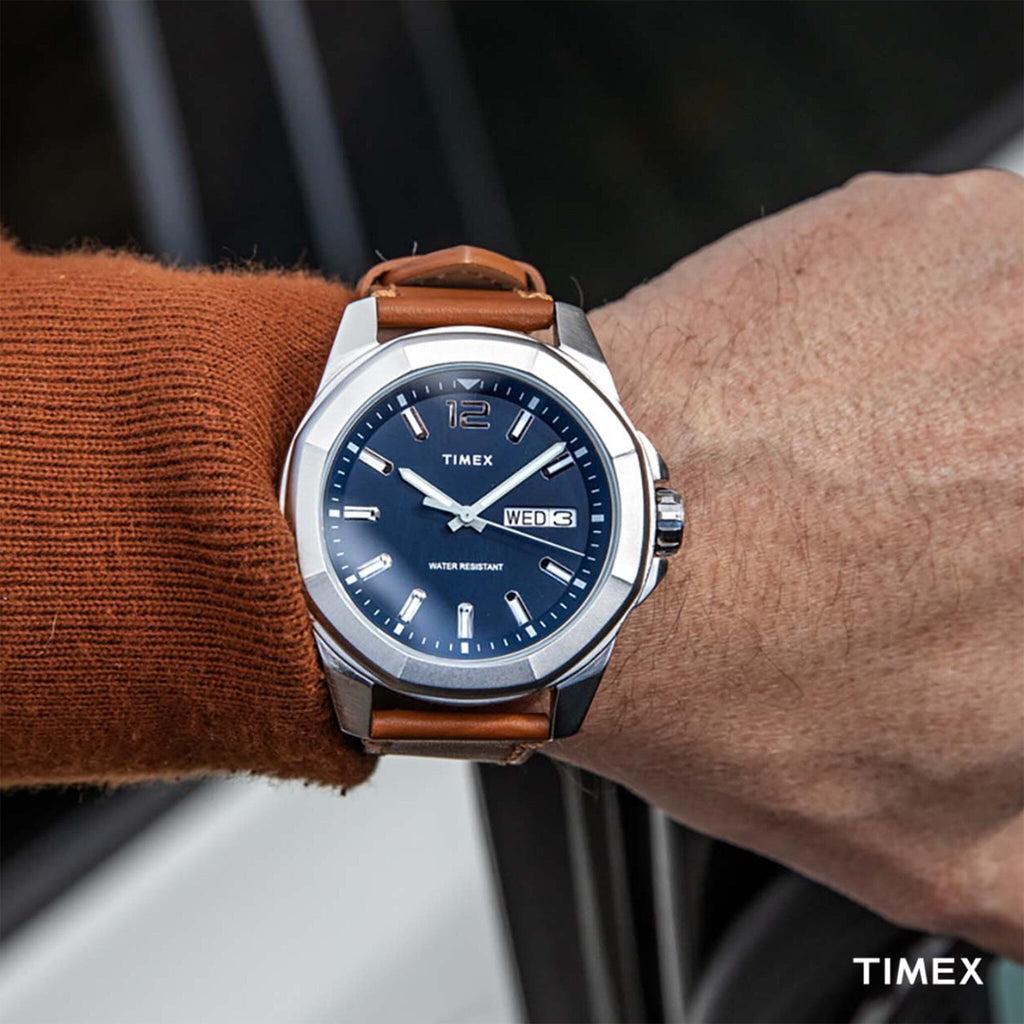 مجموعة TIMEX CITY TW2U15000 - ساعة رجالية أنيقة من ESSSEX AVENUE بسوار من الجلد البني وقرص أزرق