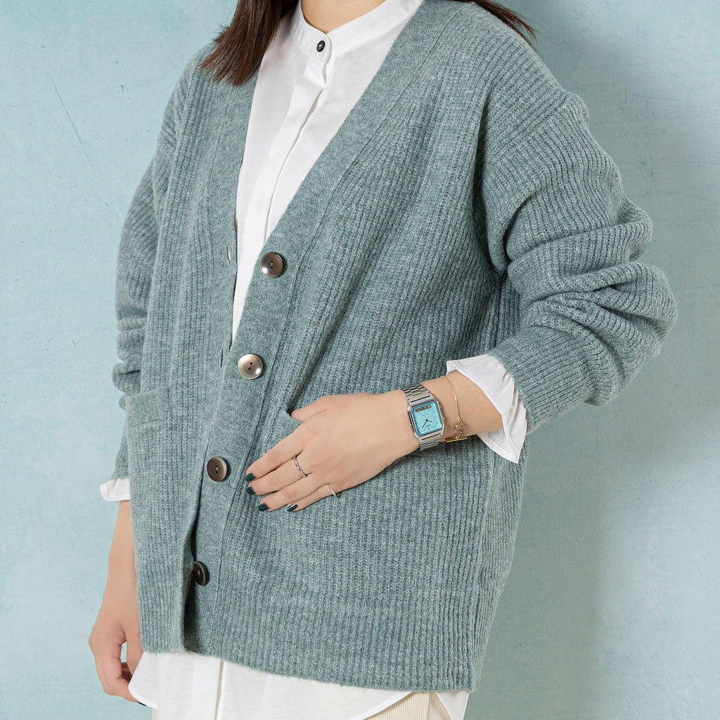 CASIO AQ-230A-2A2MQYDF - TIMELESS ELEGANCE MEETS MODERN FUNCTIONALITY Unisex Watch with silver resin case and striking blue dial-i-Watch-3