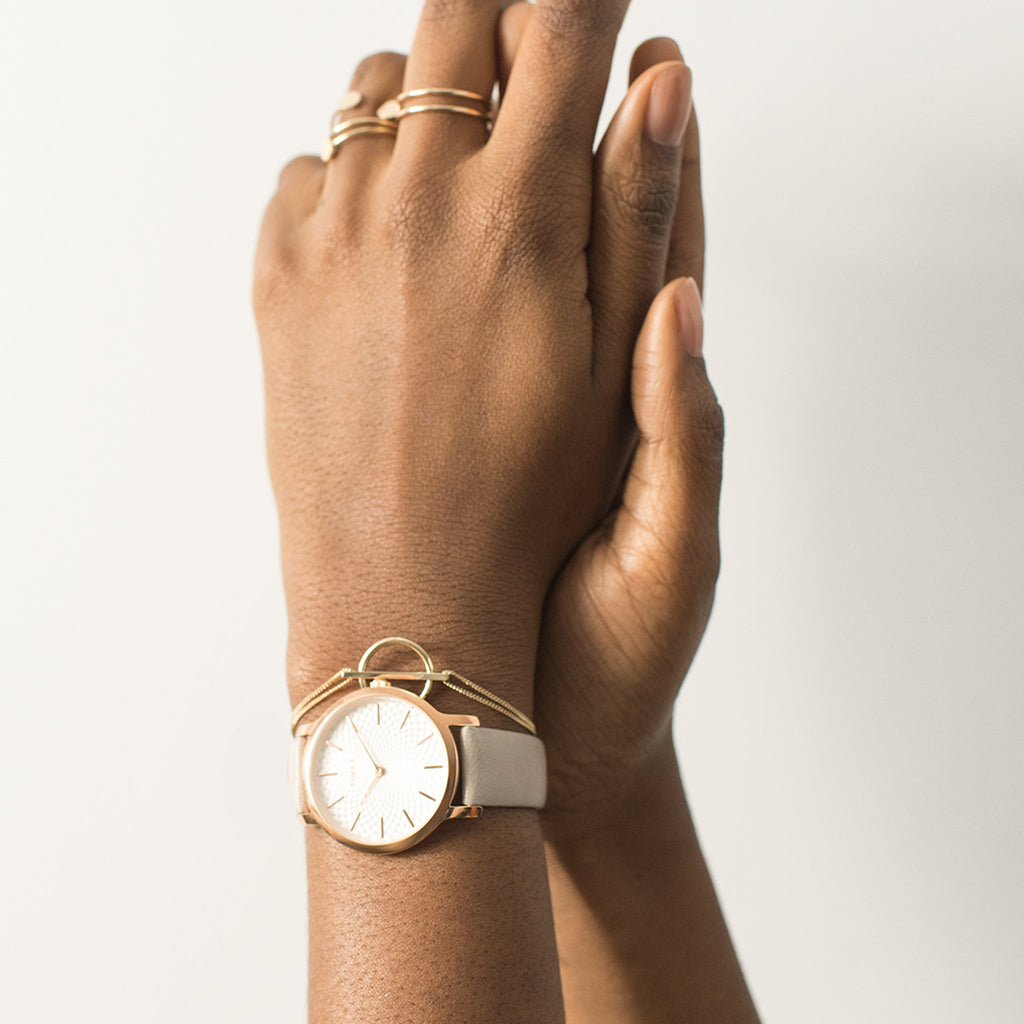 ساعة TIMEX النسائية مع هيكل من النحاس الذهبي الوردي وسوار من الجلد الوردي